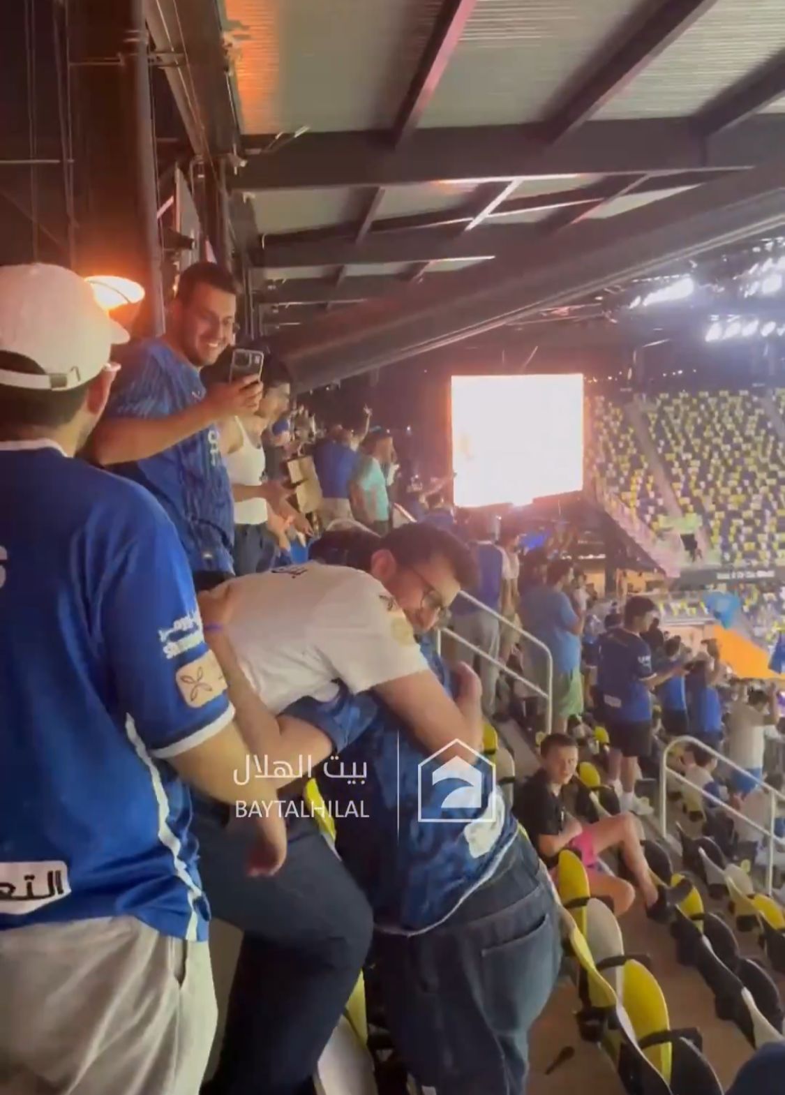 مشجع هلالي يبكي فرحا بعد تأهل الهلال والجماهير: زعيمنا رد اعتبار الأندية العربية .. فيديو