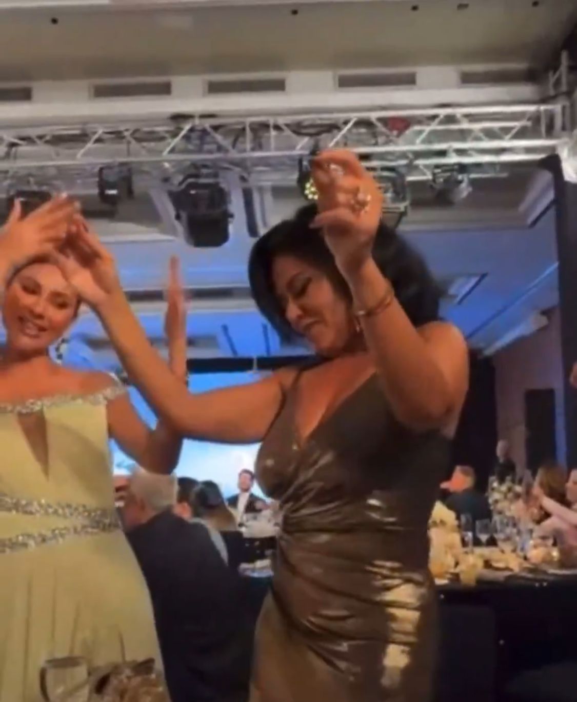 وصلة رقص لرانيا يوسف بإطلالة جريئة والجمهور: تربية عسكرية صارمة .. فيديو