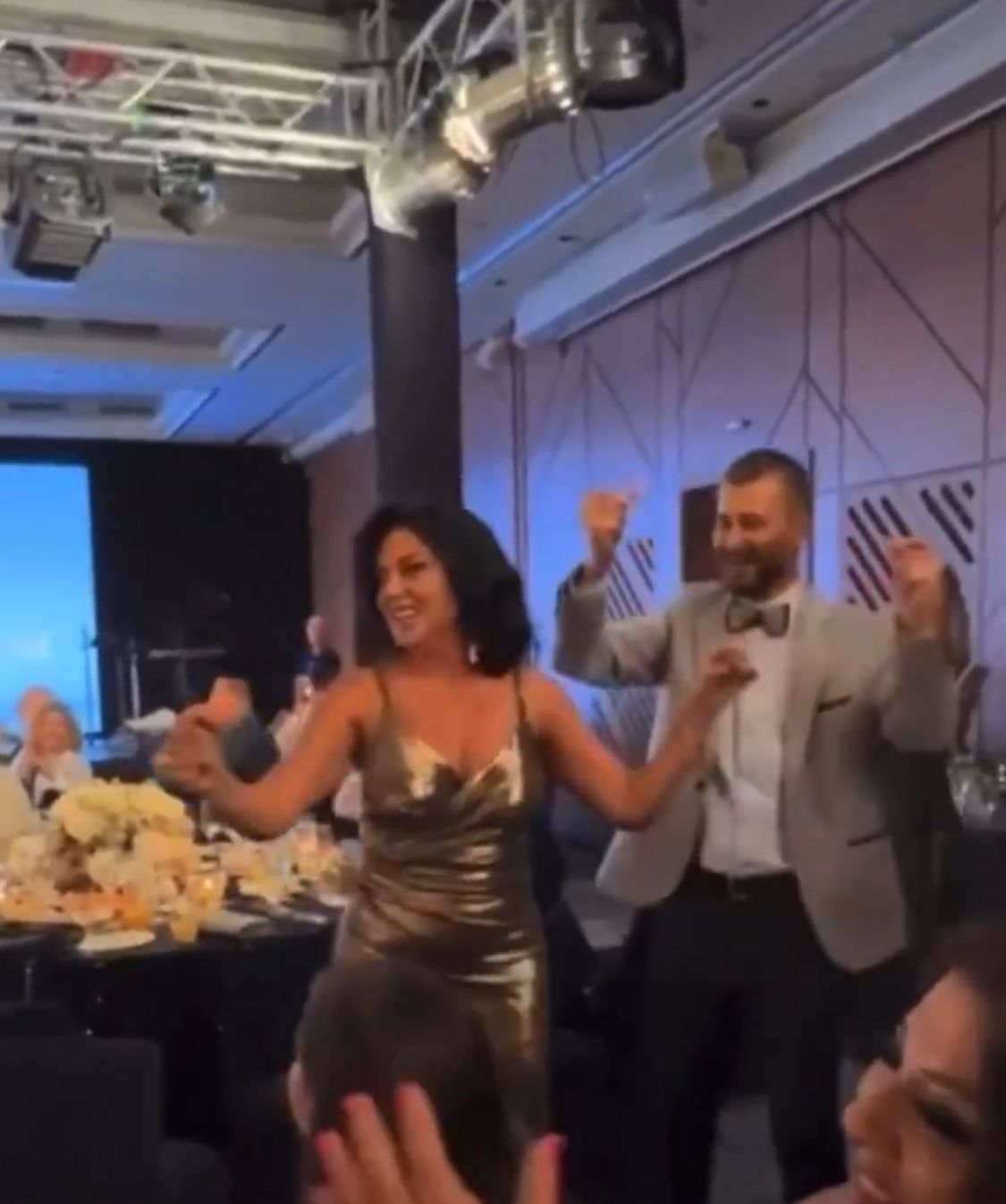 وصلة رقص لرانيا يوسف بإطلالة جريئة والجمهور: تربية عسكرية صارمة .. فيديو