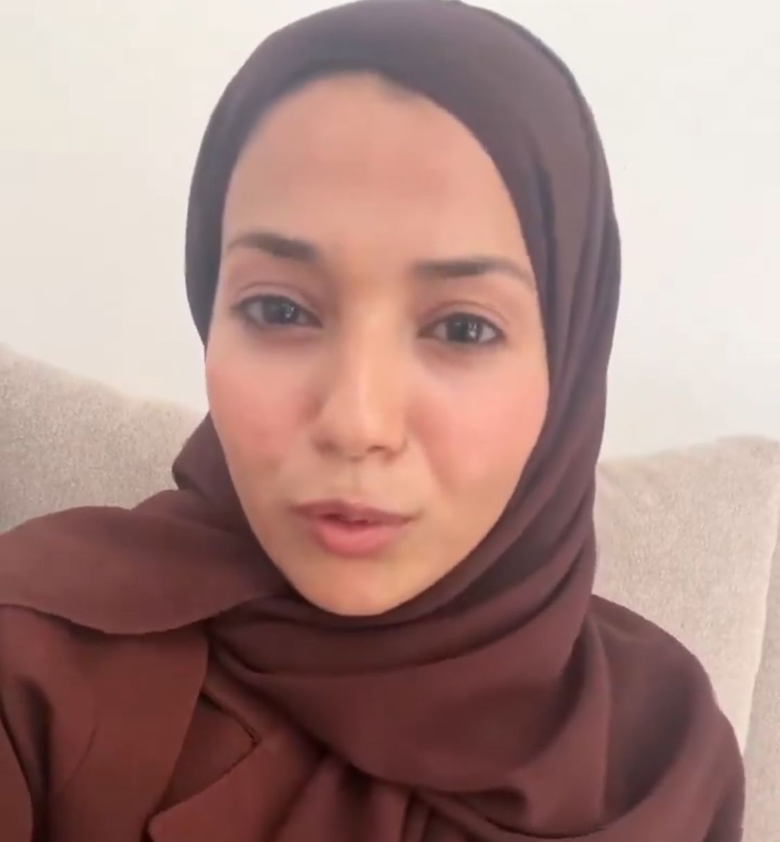 فتاة تنصح الشبان: لا تهدوا وردا في المناسبات أعطوهم فلوس بيتبسطوا .. فيديو