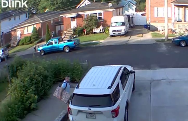 ديك رومي يطارد رجلا أمام منزله في مشهد طريف .. فيديو