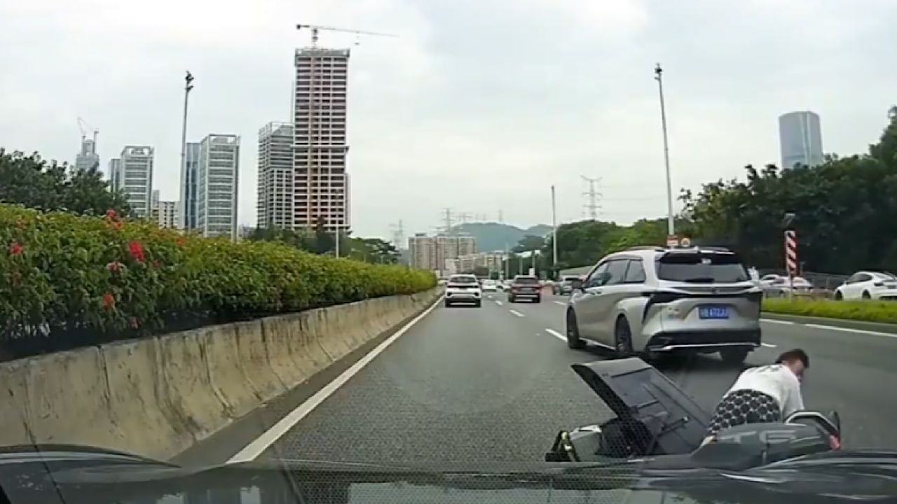 شاب يتسبب في حادث مأساوي أثناء محاولته توفير تكلفة التوصيل .. فيديو