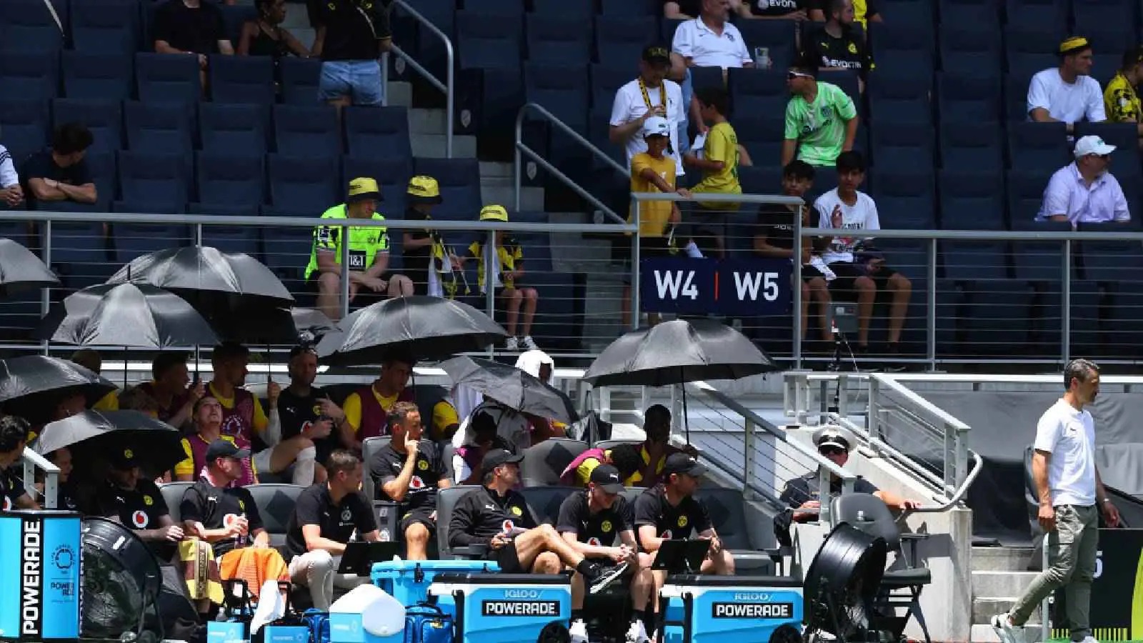 سبب جلوس بدلاء دورتموند بغرفة الملابس أمام صن داونز