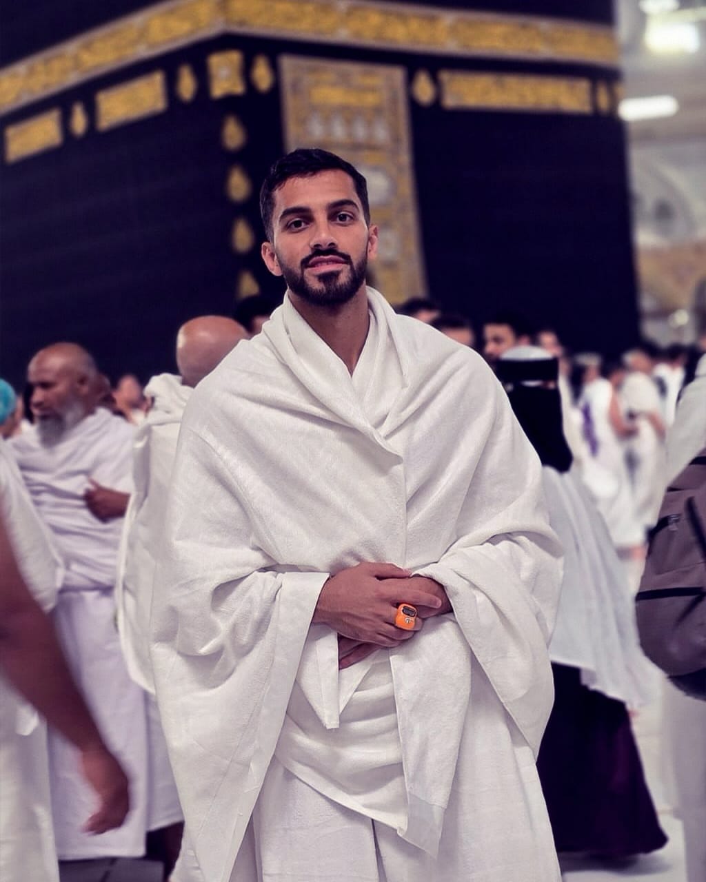 موسى التعمري يؤدي مناسك العمرة .. صورة