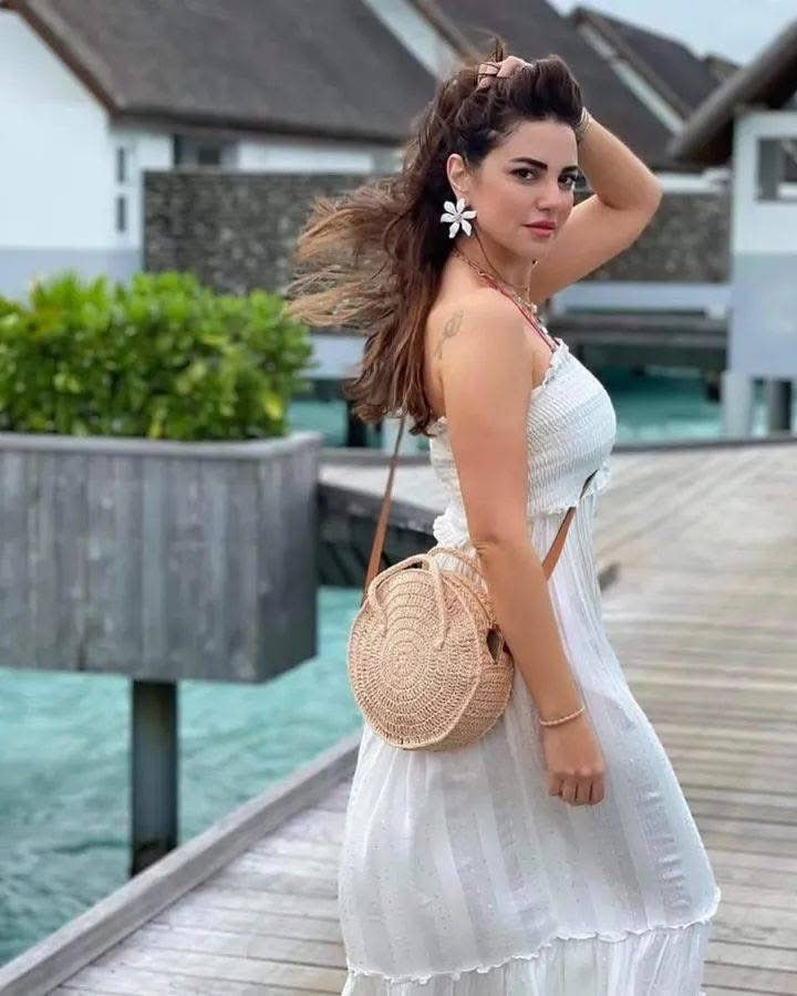 درة تتألق في الأبيض على الشاطئ والجمهور: كيف اصطادوا عروس البحر