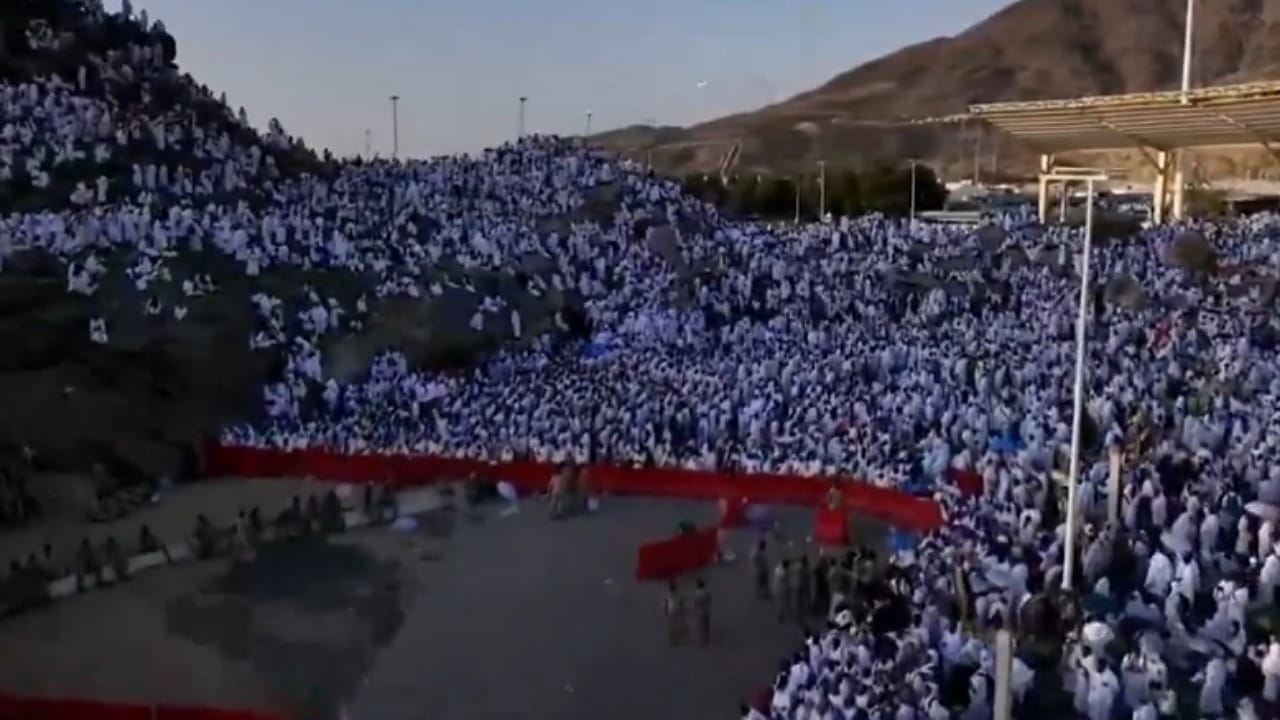 جبل الرحمة يكتسي بالبياض مع تدفق أعداد كبيرة من الحجاج.. فيديو