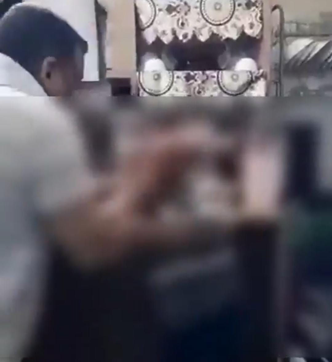 مشهد صادم لسوري يعذب ابن أخيه بحرقه بملعقة ساخنة وجلده بالحزام .. فيديو