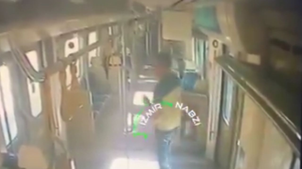 راكب يُنهِي حياة حارس أمن بعد منعه من التدخين في القطار.. فيديو