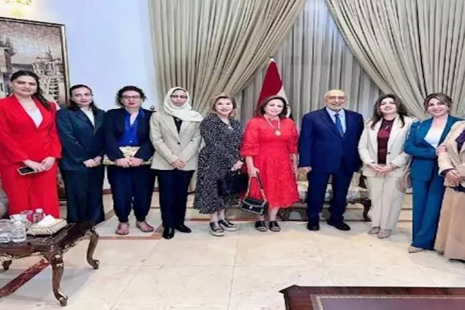 إلهام شاهين وهالة سرحان تطلبان المساعدة بعد إغلاق المجال الجوي بالعراق