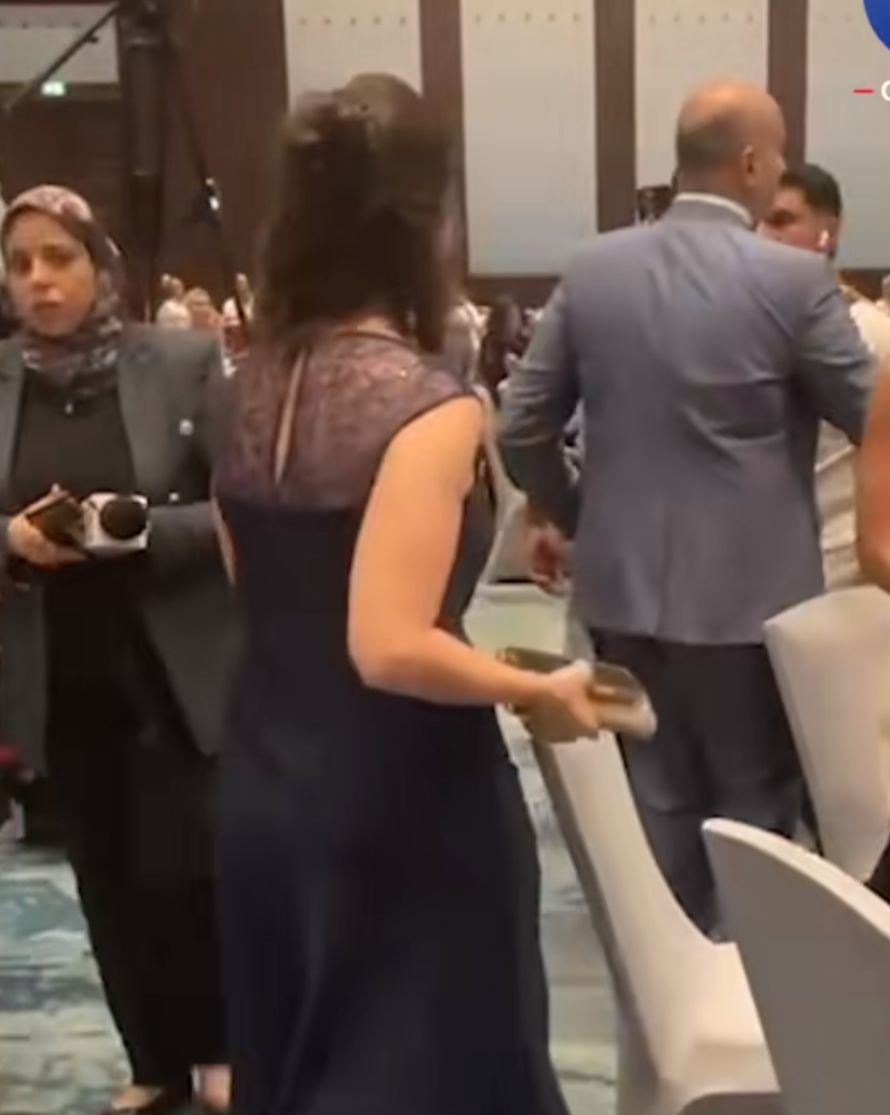 يسرا اللوزي تتعرض لموقف محرج في حفل جوائز الإنتاج الدرامي .. فيديو