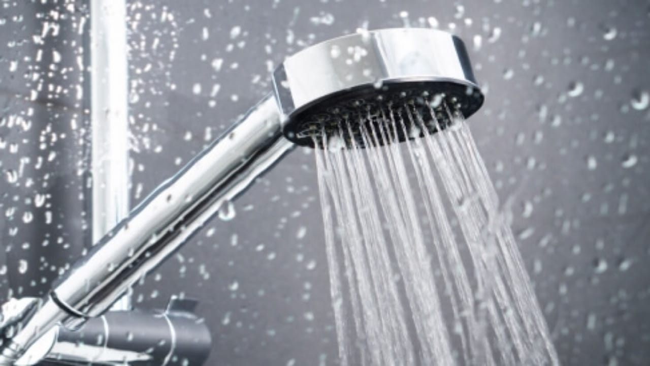 الحداد: فوائد الاستحمام بالماء البارد تمتد للقلب والعقل والمزاج.. فيديو