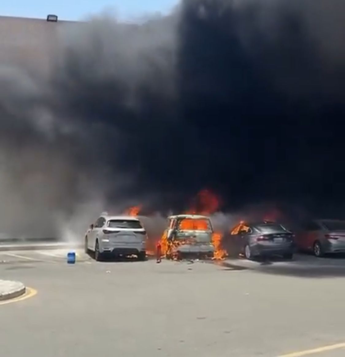 انفجار 4 مركبات بسبب الحرارة في مواقف الدانوب بجدة.. فيديو