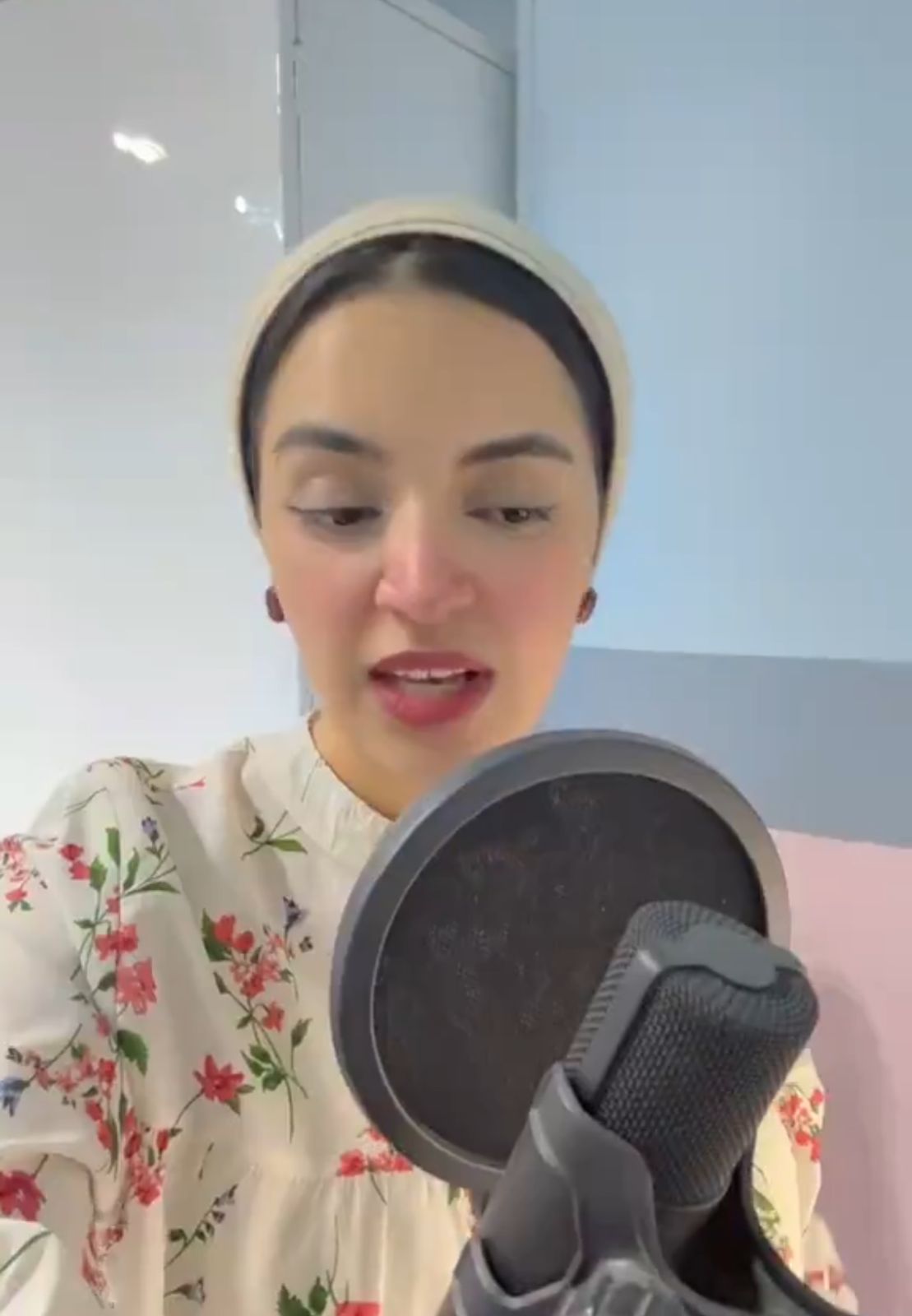 فتاة مصرية تخطف الأنظار بإتقانها اللهجة السعودية في مجال الإعلانات الصوتية .. فيديو