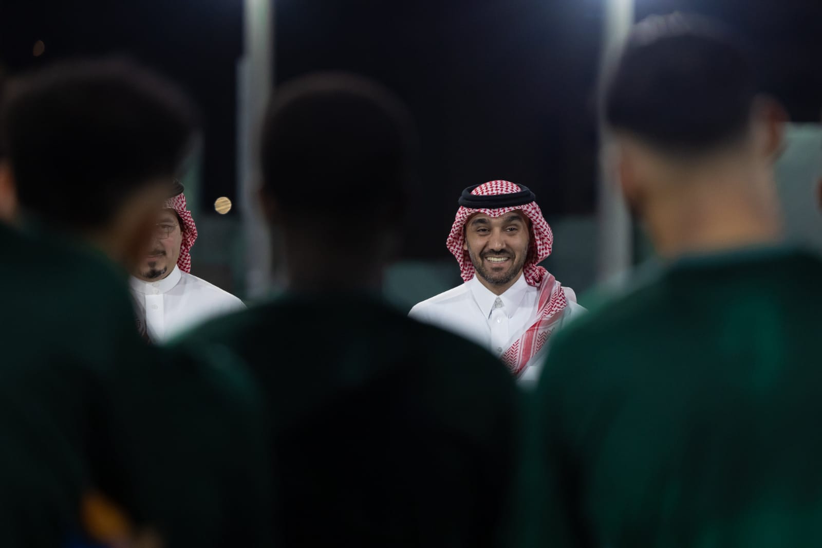 وزير الرياضة يحضر مران الأخضر .. صور