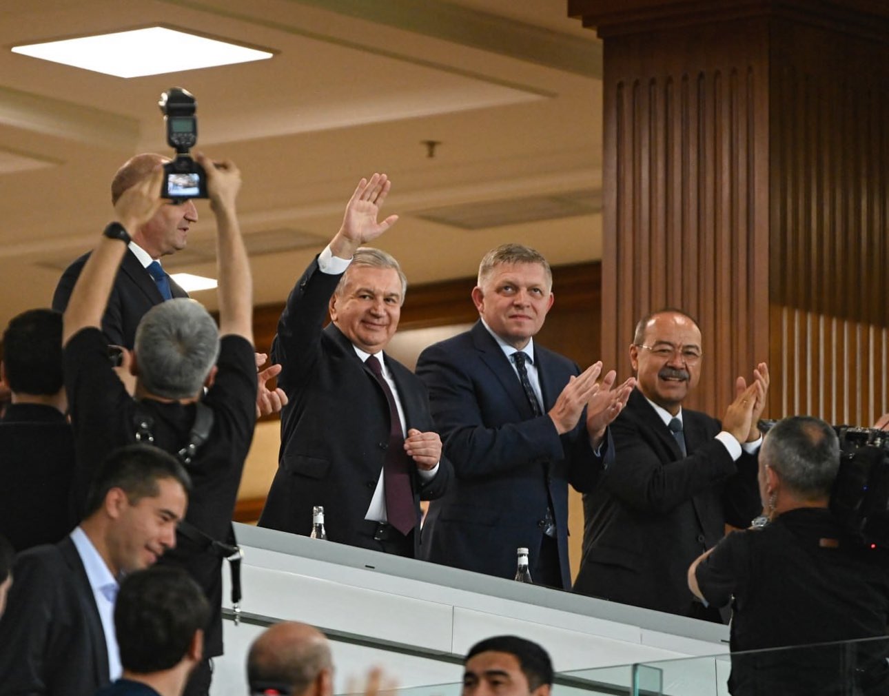 رئيس أوزبكستان يكرم منتخب بلاده بعد التأهل التاريخي إلى كأس العالم.. صور