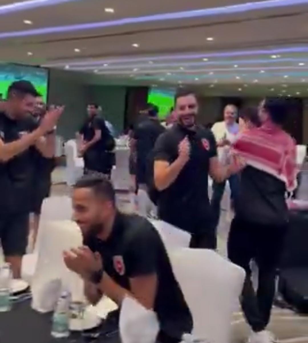 لاعبو الأردن يحتفلون مع الأمير الحسين بعد التأهل التاريخي لكأس العالم .. فيديو