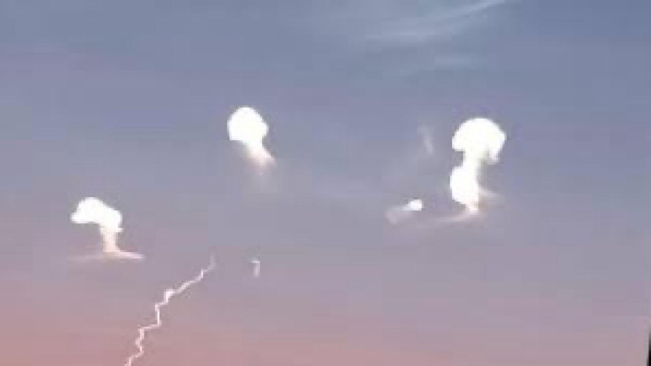 خبير عسكري يكشف حقيقة ظهور أجسام مضيئة في سماء مصر