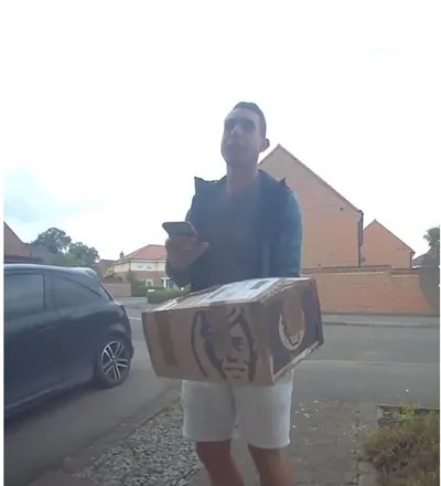 حكم شهير يتحول لعامل توصيل طرود