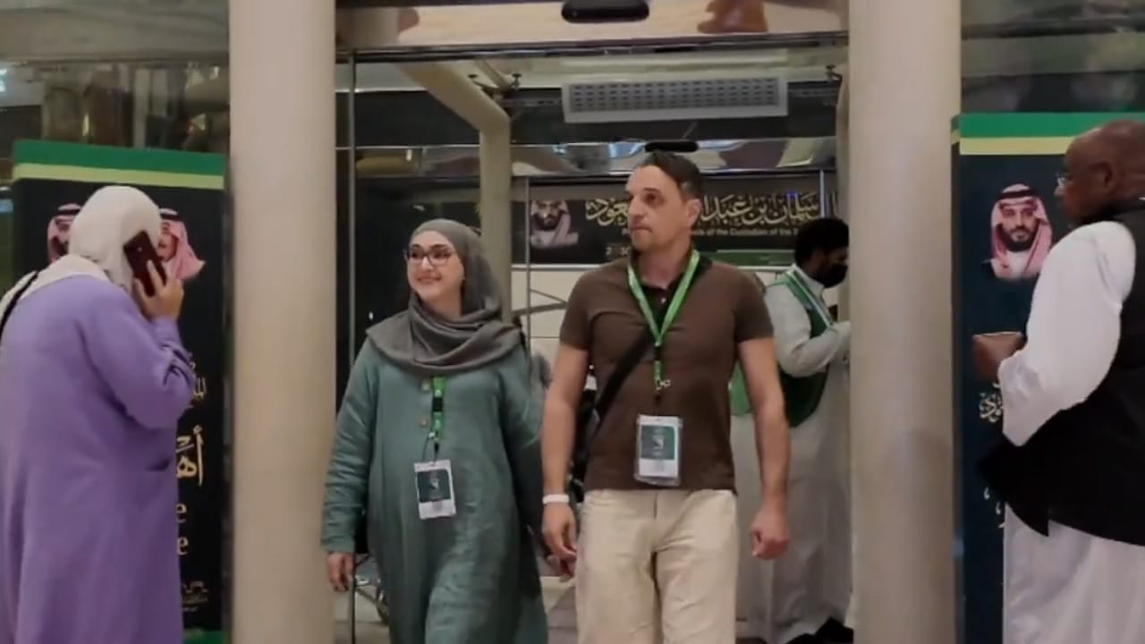 بوسنية تُفاجأ بقبولها في برنامج ضيوف خادم الحرمين قبل إقلاع الرحلة .. فيديو