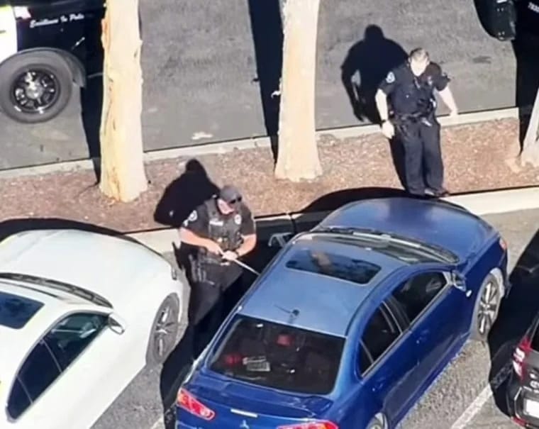 مشهد مرعب لإنقاذ رضيع حبس داخل سيارة تحت الشمس.. فيديو