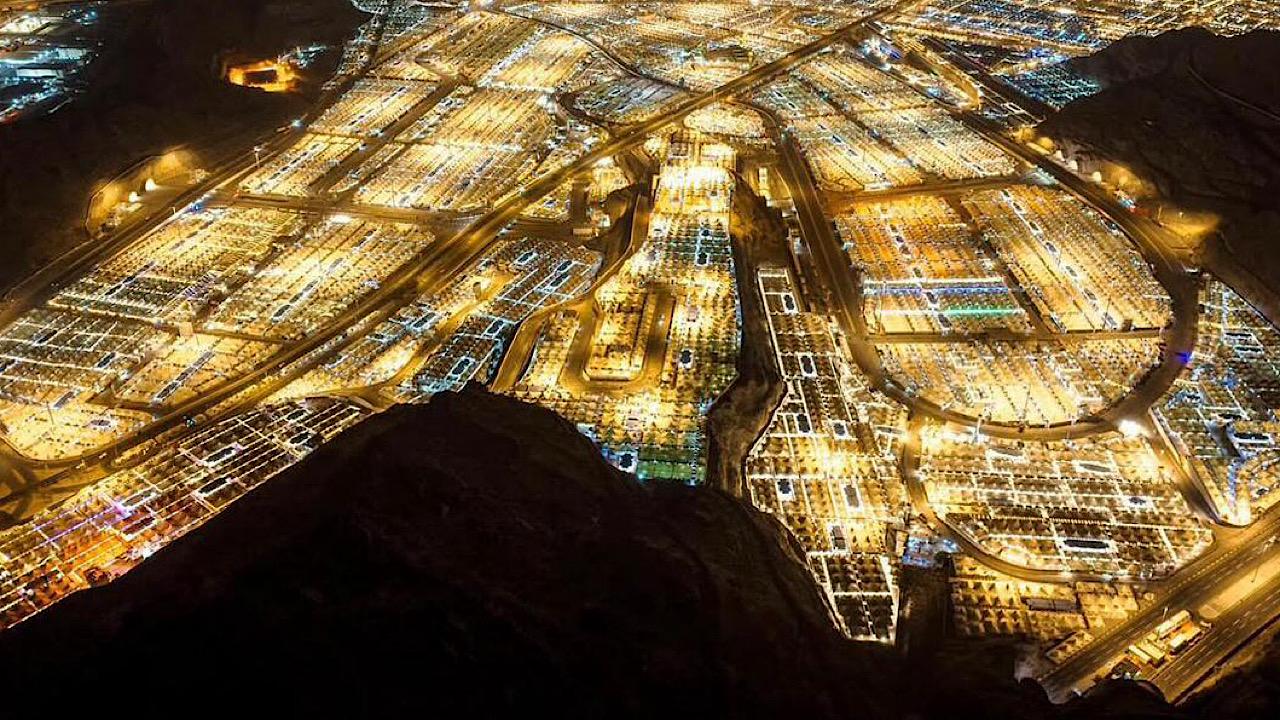 مشهد جوي ساحر لمشعر منى ليلاً.. صور