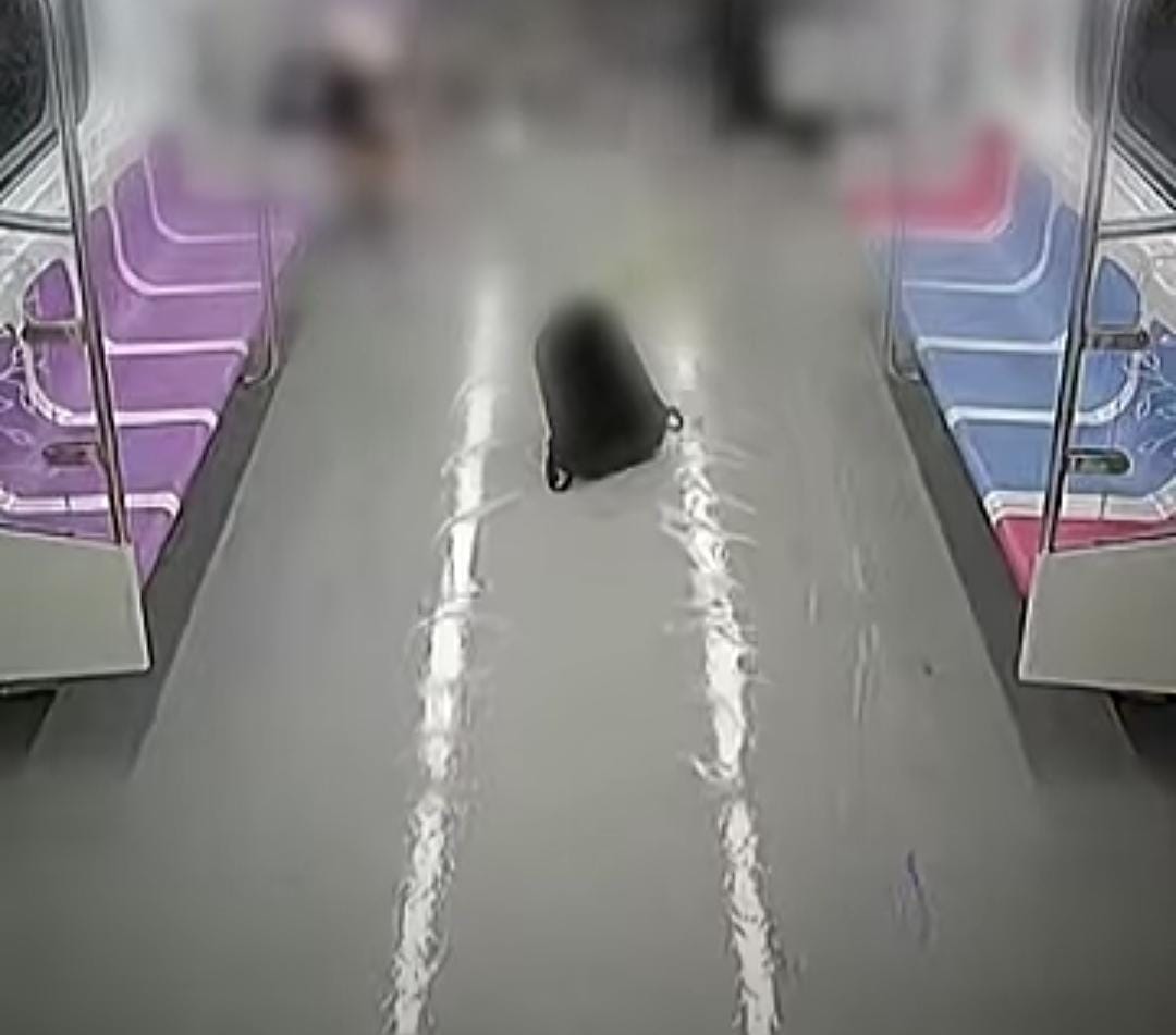 راكب يشعل النيران داخل عربة مترو مزدحمة.. فيديو