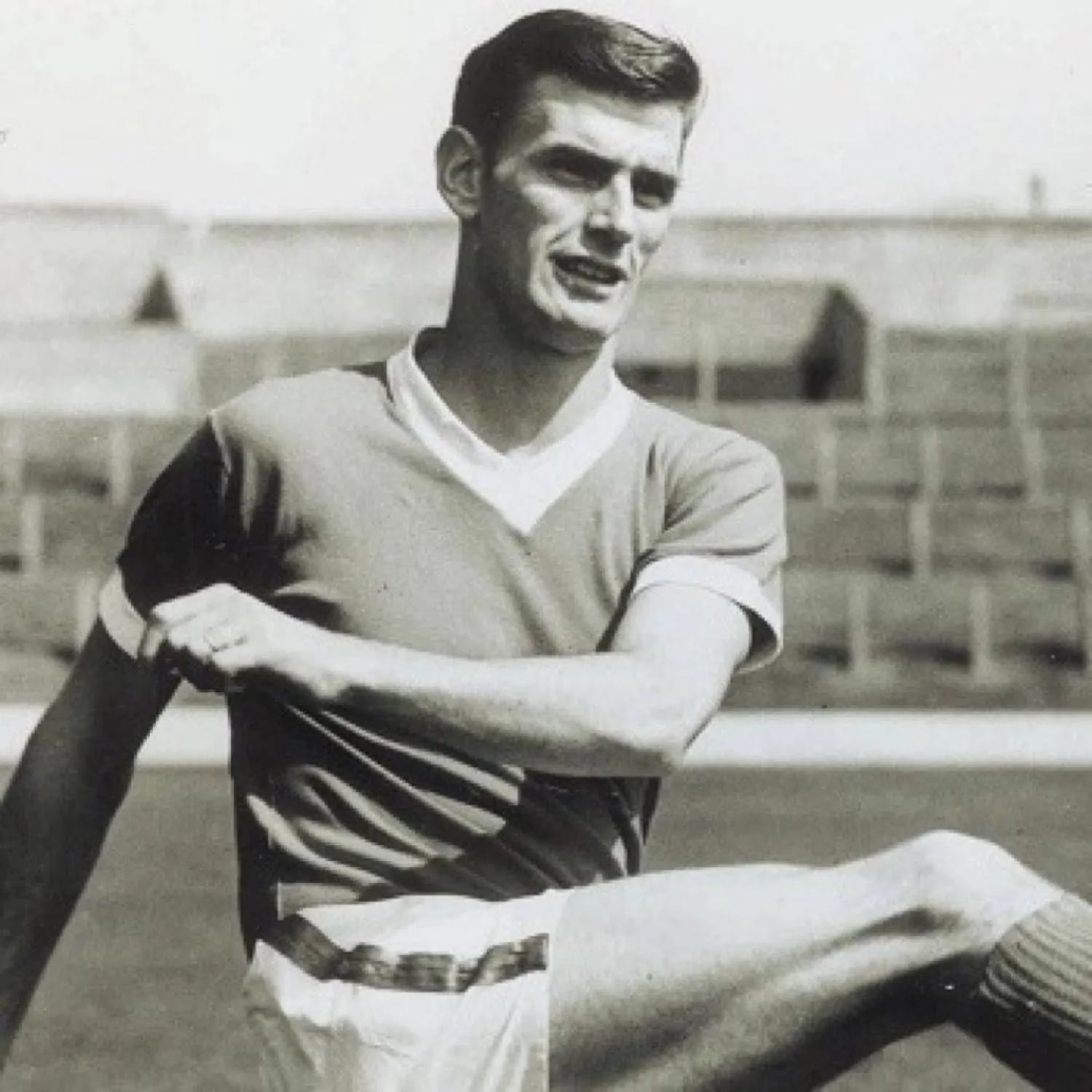 وفاة آلان بيكوك نجم إنجلترا ومهاجم ميدلسبره السابق عن 87 عاما