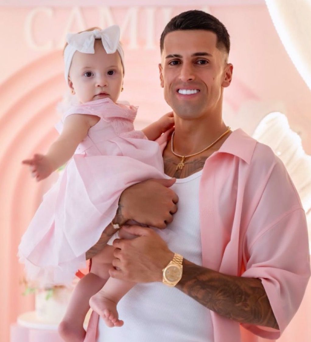 كانسيلو يشارك لحظة عائلية دافئة مع ابنته عبر إنستغرام .. صورة
