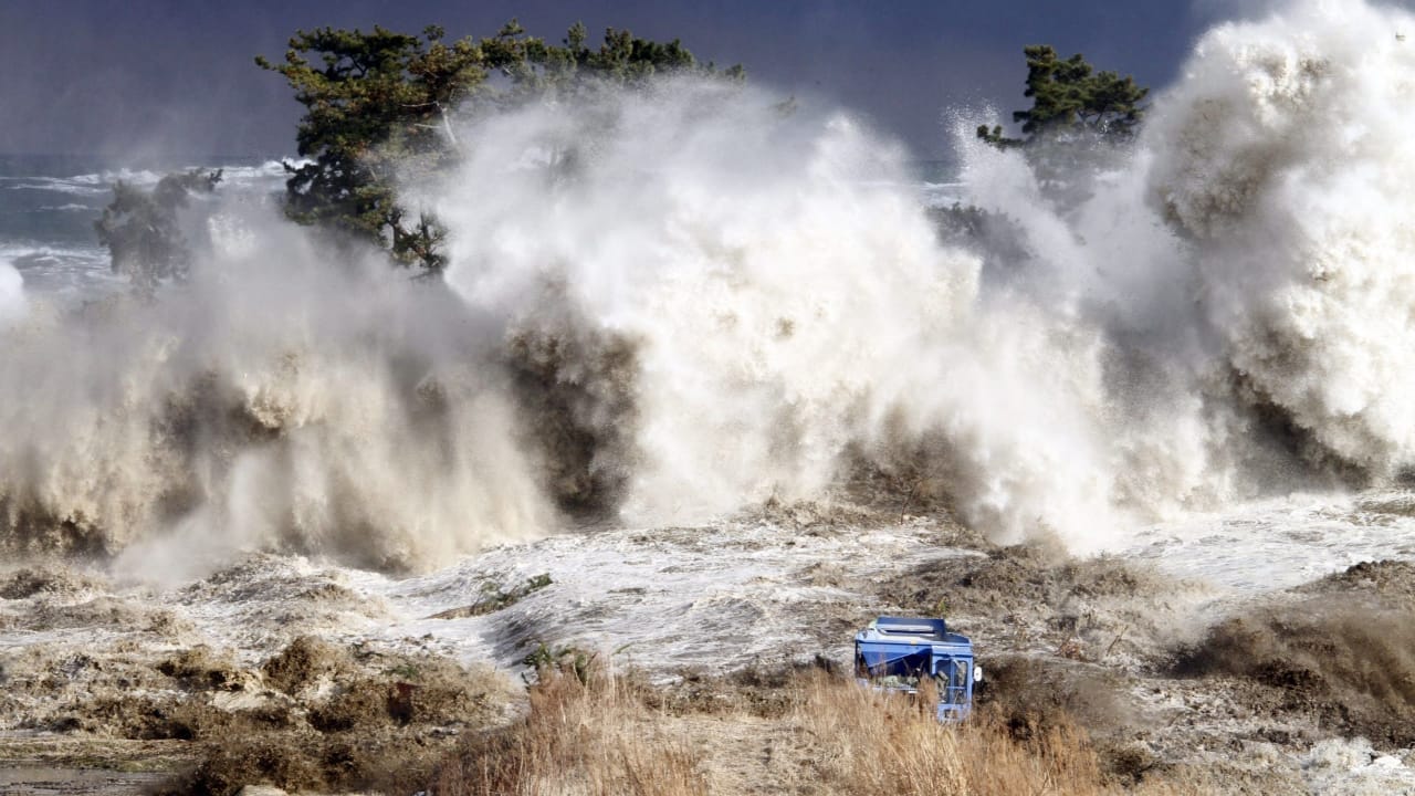 المسند يكشف أسباب التسونامي ويحذر من علاماته المبكرة .. فيديو