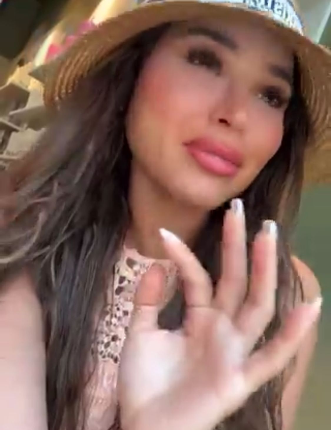 نهى نبيل تحذر المسافرين: ديروا بالكم لا تخلون يبين عليكم مظاهر الثراء.. فيديو