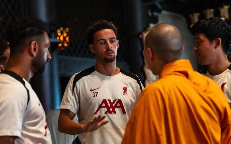 محمد صلاح يزور معبد إيكوين للحصول على جلسة تأمل.. صور