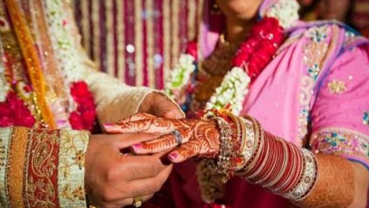 خمسيني يتزوج خطيبة ابنه قبل أيام من زفافها