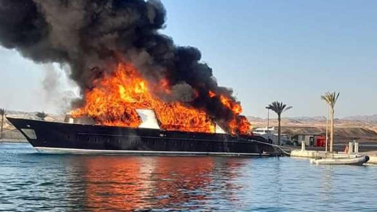 السيطرة على حريق مفاجئ بمركب وإنقاذ 29 شخصًا في البحر الأحمر