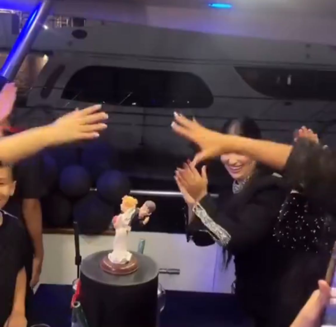 فتاة تحتفل بطلاقها الثاني وتقيم حفلا والجمهور: اكتسبت خبرة وبتطلق دورة تدريبية.. فيديو