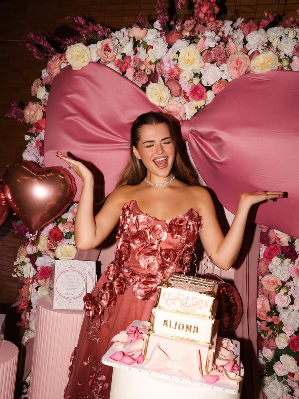 أليونا تخطف الأنظار بإطلالة أنثوية مثيرة في عيد ميلادها .. صور