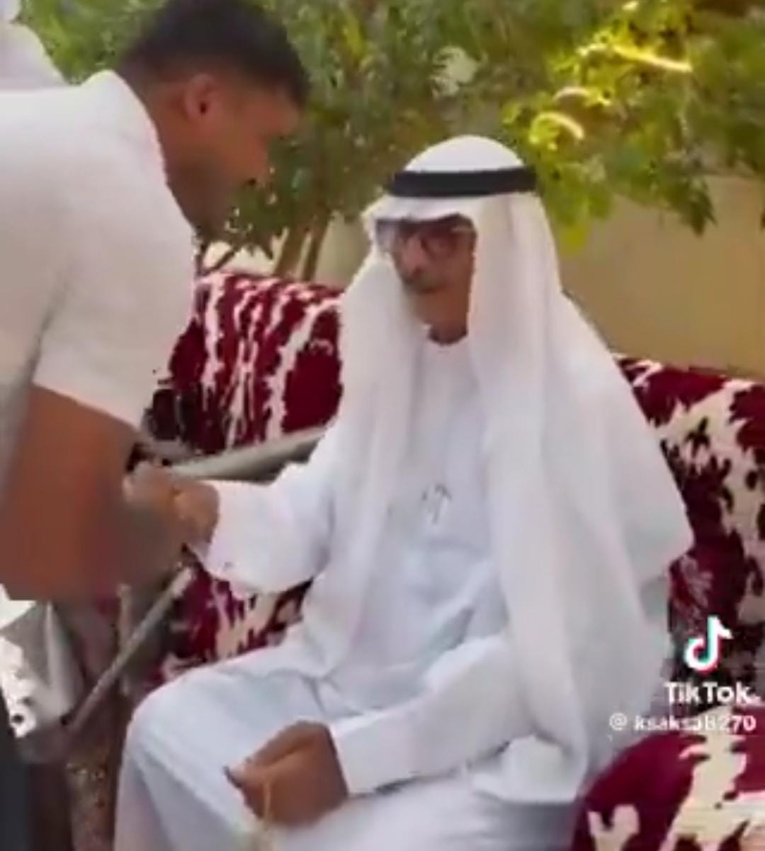 استقبال مؤثر لعائلة سعودية لعاملها العائد من السفر.. فيديو