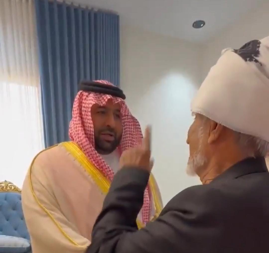 كلمات مؤثرة لمسن أمام أمير جازان والأمير يرد بتواضع.. فيديو
