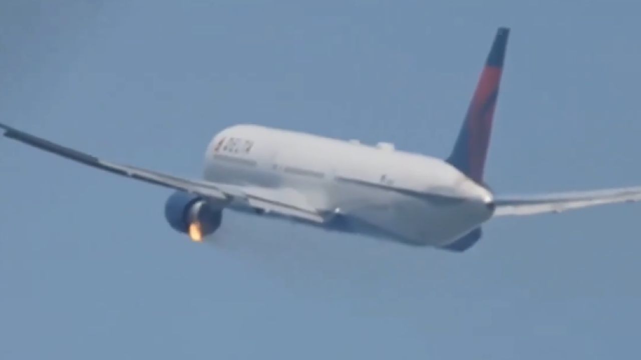 حريق يجبر طائرة على الهبوط اضطراريًا..فيديو