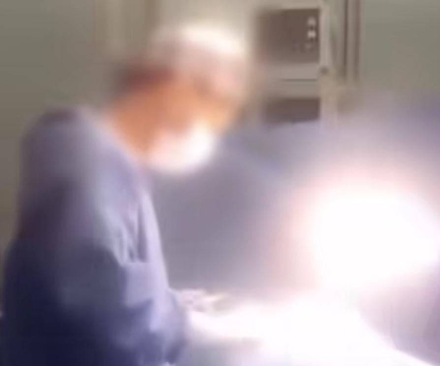 فريق طبي يرقص داخل غرفة عمليات يثير جدلا واسعا.. فيديو