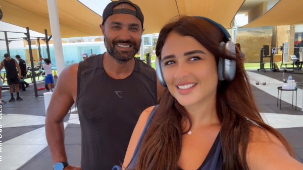 ياسمين عبدالعزيز تثير الجدل بصورة مع كريم فهمي