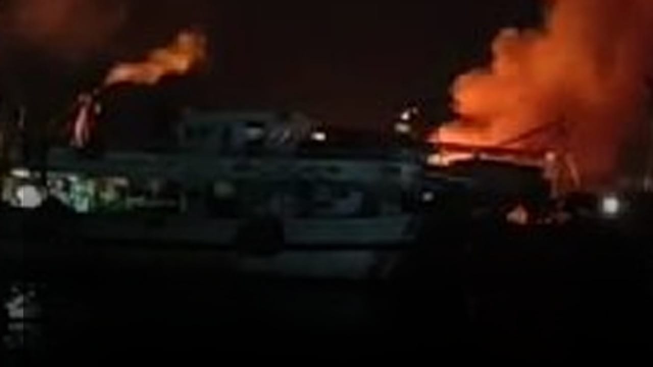 السيطرة على حريق مفاجئ بمركب وإنقاذ 29 شخصا في البحر الأحمر