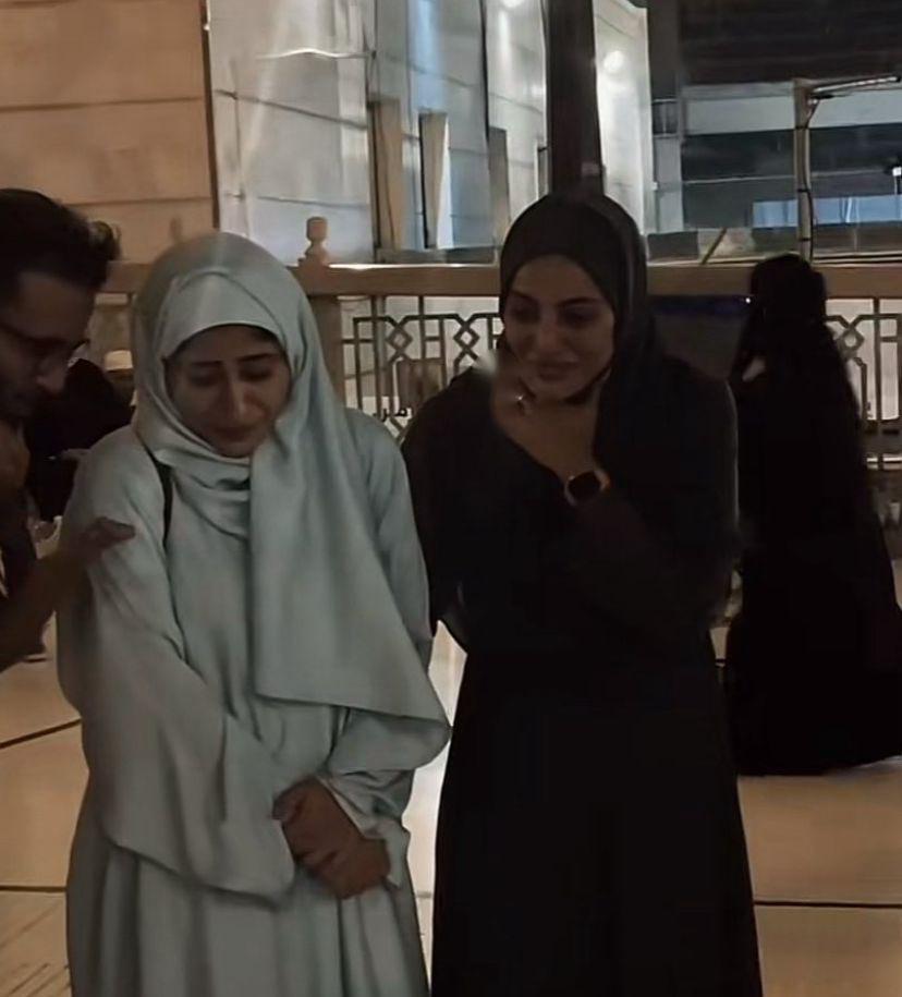 شجون الهاجري وفاطمة الصفي تؤديان مناسك العمرة