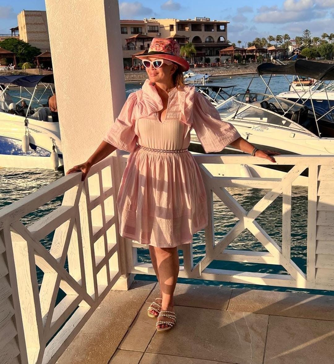 إلهام شاهين تشعل مواقع التواصل بفستان صيفي جريء .. صور