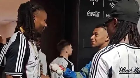 رد فعل مبابي على دمية تورام يثير ضجة قبل مواجهة ريال مدريد ويوفنتوس