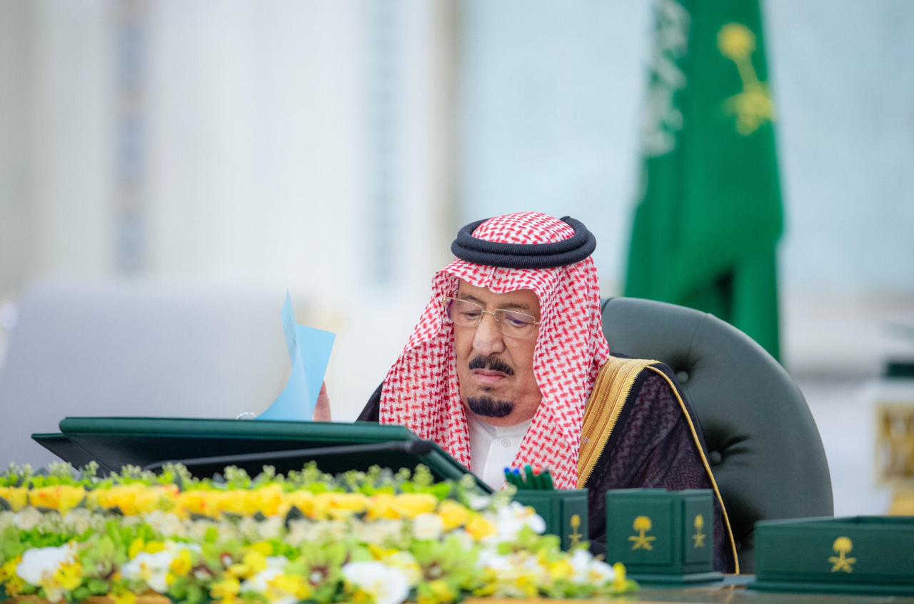 خادم الحرمين الشريفين يرأس جلسة مجلس الوزراء في جدة
