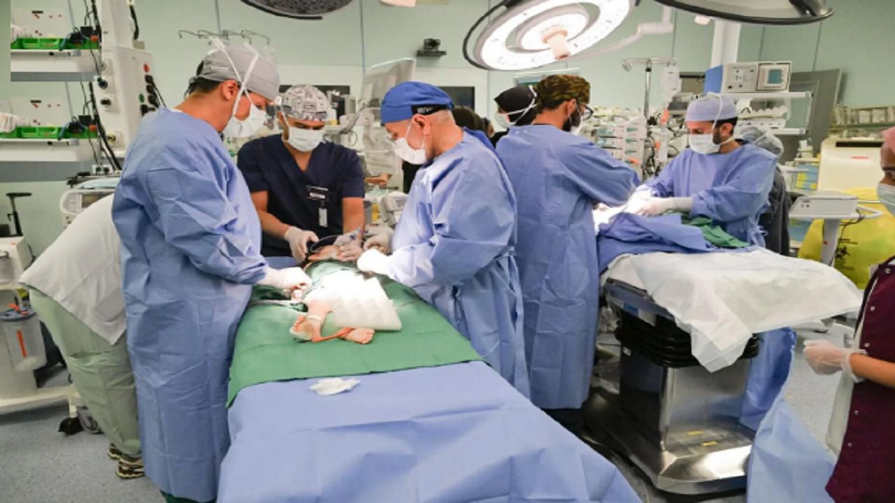 والدة التوأم السيامي السوري: شعرت بأن التعب الذي عشته زال .. فيديو