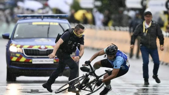 عقوبة قاسية لرجل عرقل طواف فرنسا وعرض السائقين للخطر