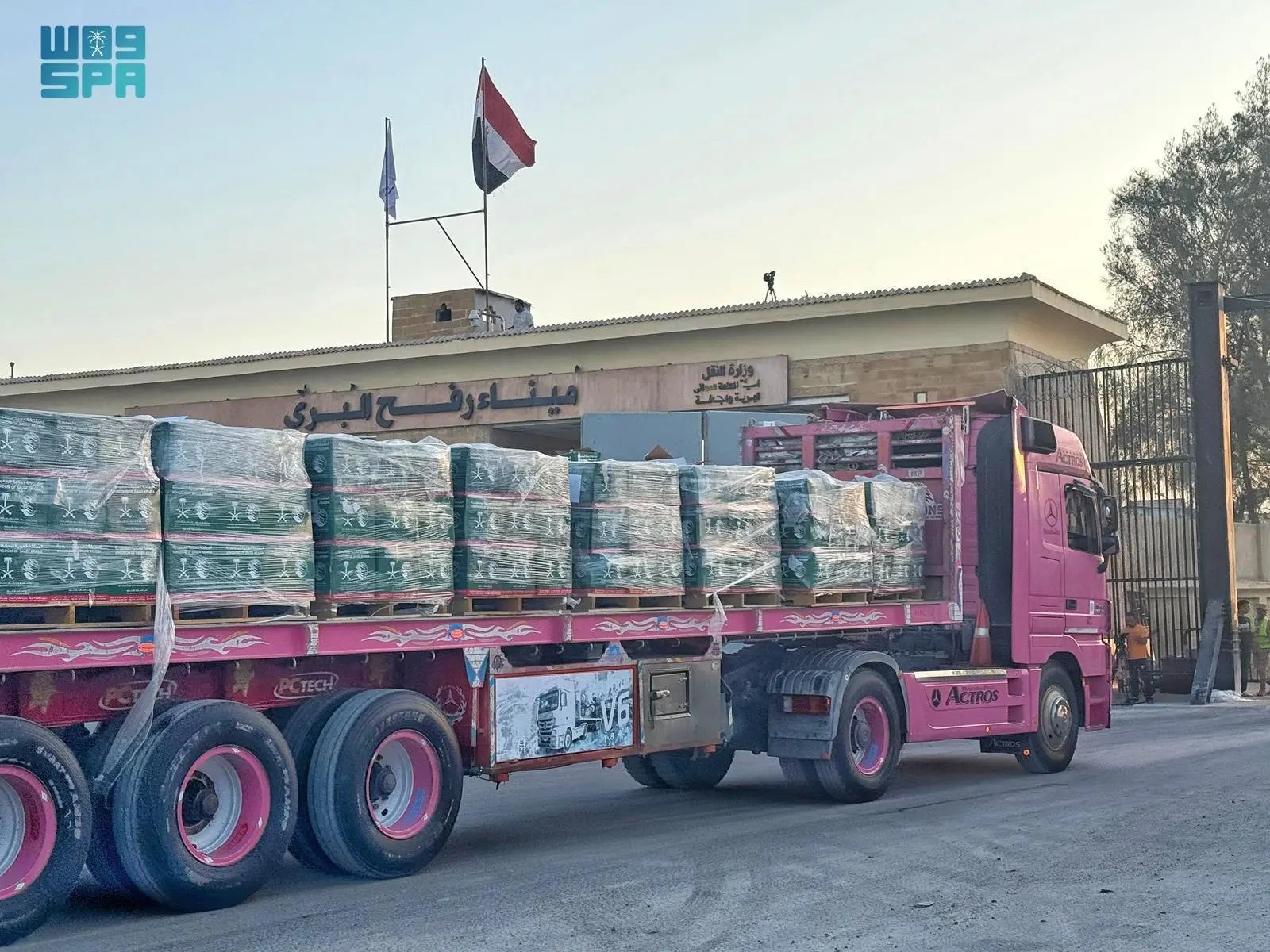 عبور 6 شاحنات إغاثية سعودية جديدة إلى قطاع غزة