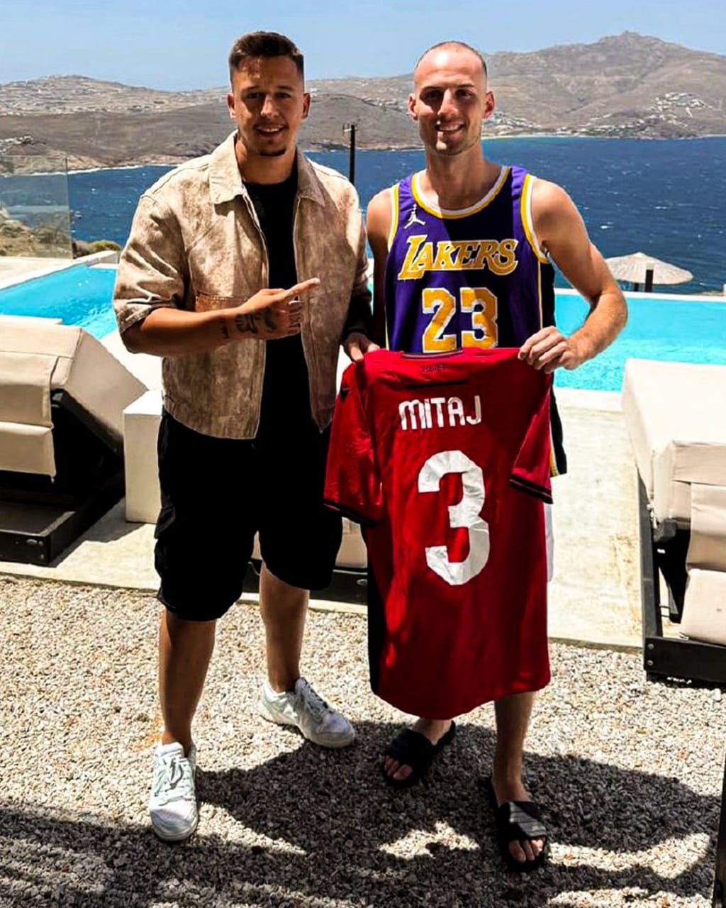 ميتاي يظهر بقميص الليكرز ويهدي معجبا قميص الاتحاد .. صور