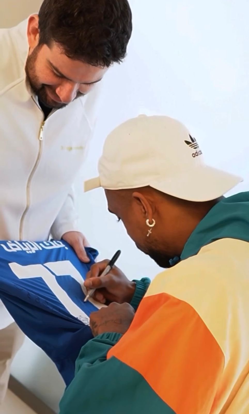 مالكوم يهدي زميله قميص الهلال بتوقيعه الشخصي